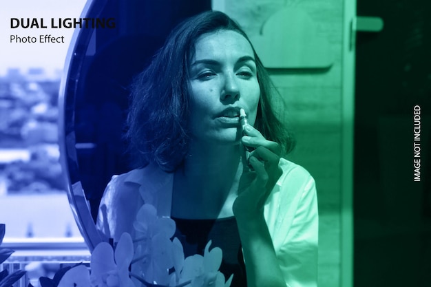 une femme fumant une cigarette devant une fenêtre