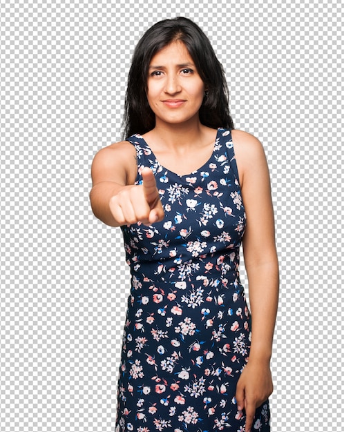 Femme latine pointant vers l'avant