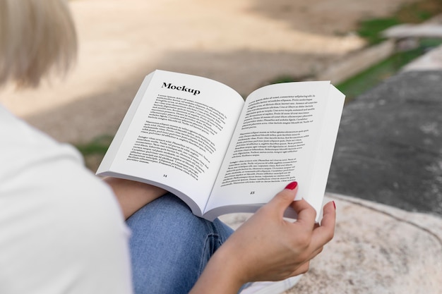 Femme lisant un livre sur la rue se bouchent