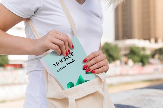 Femme lisant un livre sur la rue