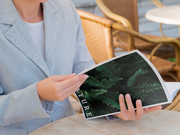 PSD femme lisant un magazine sur la nature
