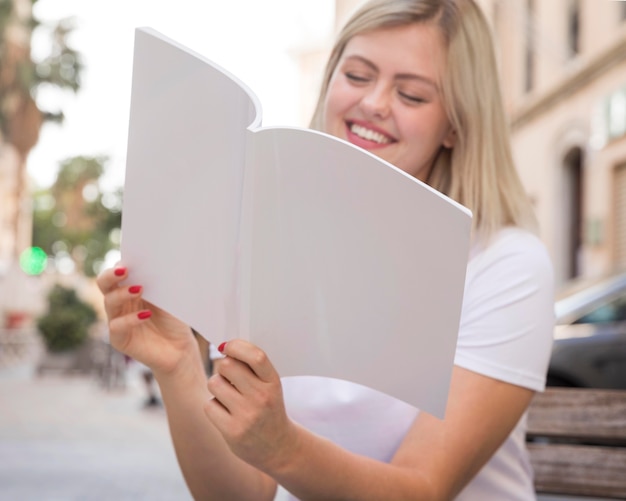 PSD femme sur livre de lecture de rue