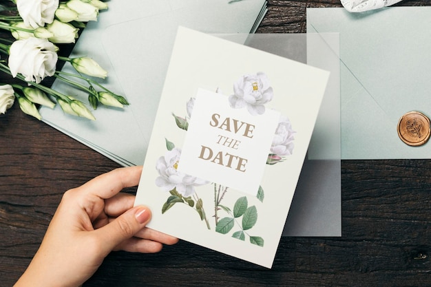 Femme Avec Une Maquette De Carte D'invitation De Mariage