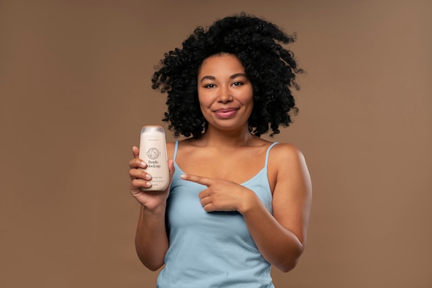 Femme Avec Maquette D'emballage De Beauté