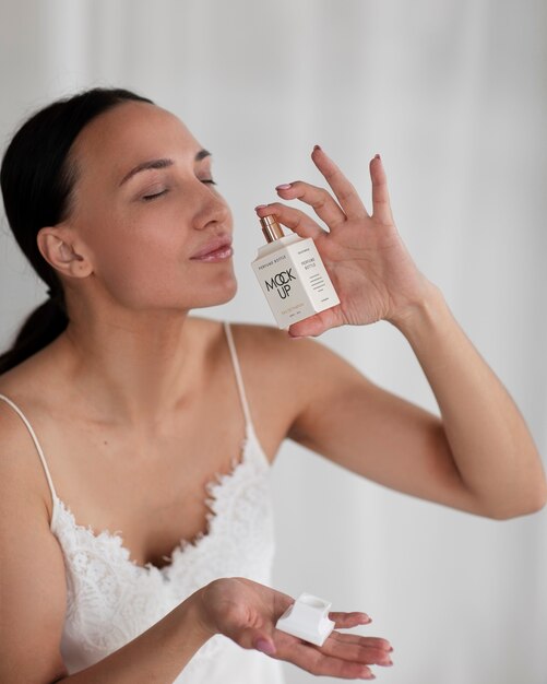 PSD femme avec maquette de parfum