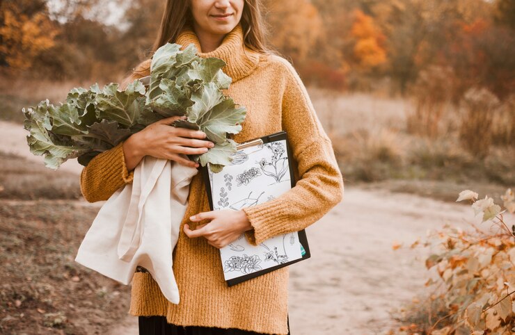 PSD femme avec maquette de presse-papiers et fleurs