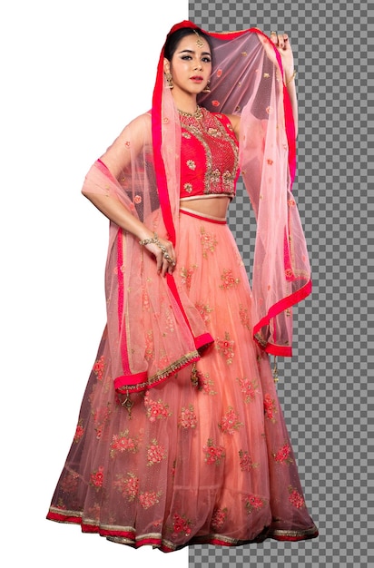 Une femme de mariée indienne pleine longueur des années 20 porte un costume de robe de mariée indienne traditionnelle en or rouge, isolé. Beau sourire asiatique heureux en voile rose rouge et stand regarder la caméra, fond blanc de studio