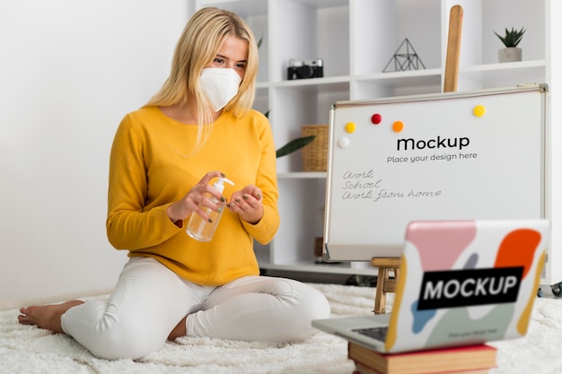 PSD femme en mauvais avec une maquette d'ordinateur portable et de tableau blanc