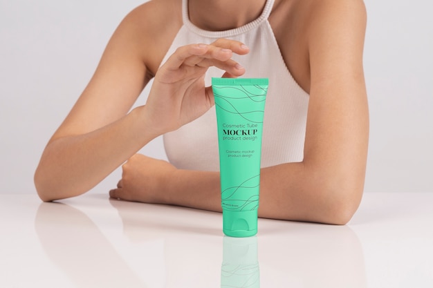 Femme montrant de la crème pour le soin de la peau et la beauté