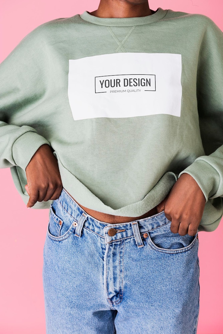 PSD femme noire dans une maquette de pull vert