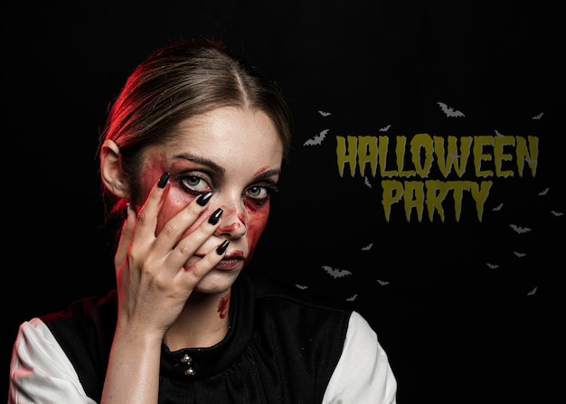 Femme peinte avec du sang pour le costume d'halloween