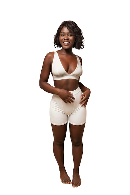 Femme pleine photo qui pose en studio