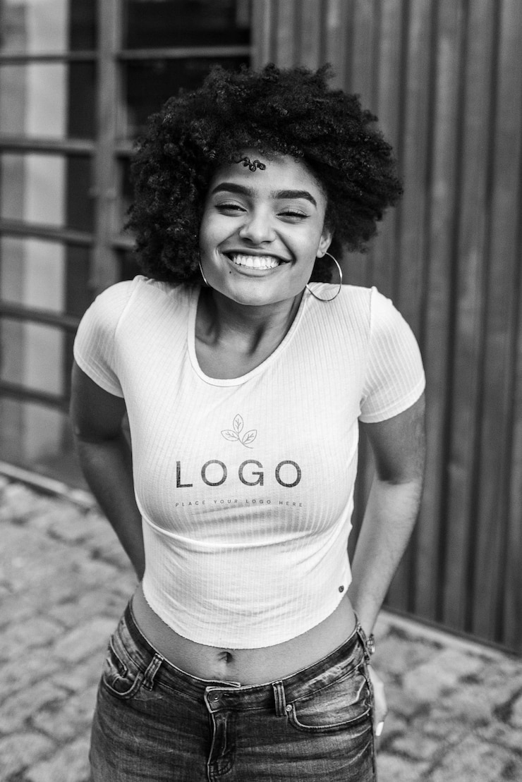PSD une femme portant une chemise blanche avec le logo dessus