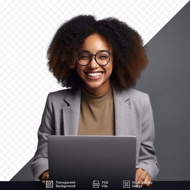 PSD une femme portant des lunettes sourit en utilisant un ordinateur portable.