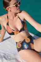 PSD femme portant une maquette de bikini à la piscine