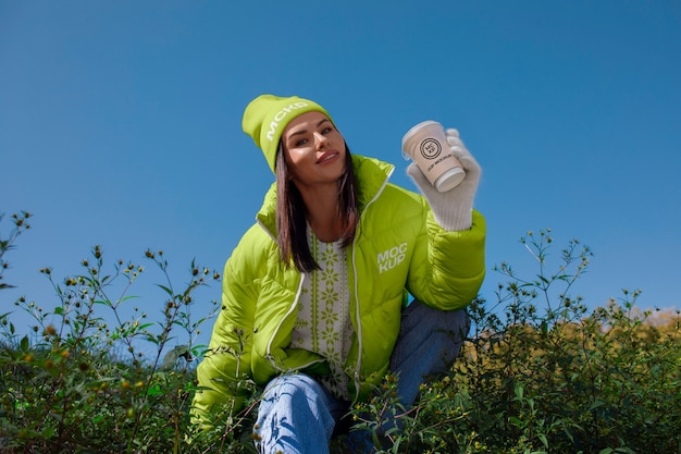 PSD une femme portant une maquette de capuche pour l'exposition au froid.