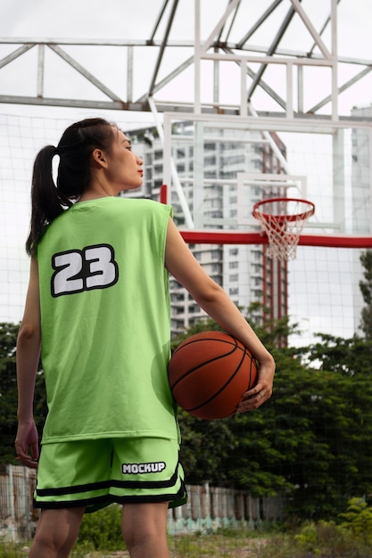 PSD femme portant une maquette de maillot de basket