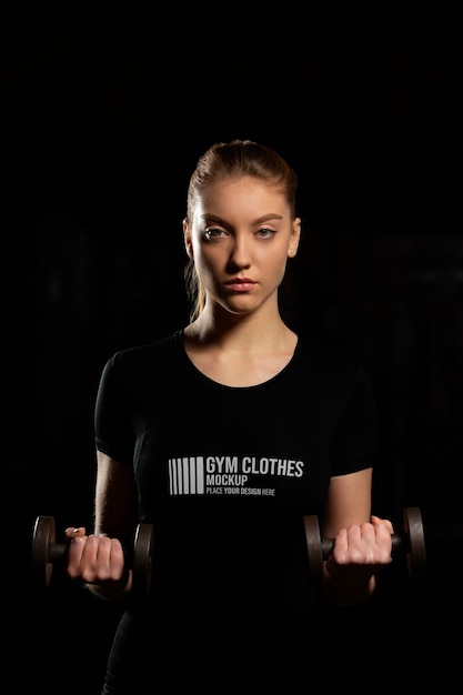 PSD femme portant une maquette de t-shirt de gym