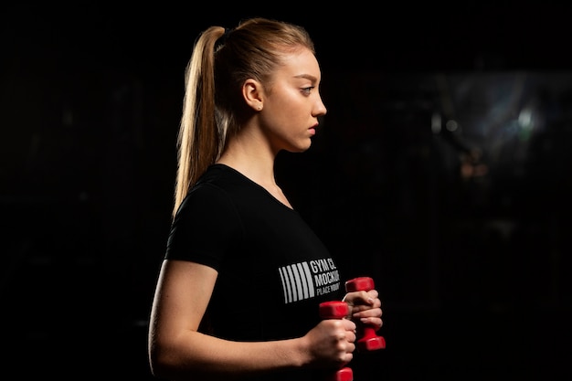 PSD femme portant une maquette de t-shirt de gym