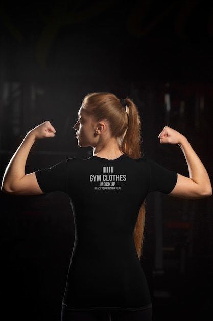 PSD femme portant une maquette de t-shirt de gym