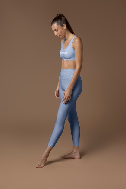 Femme portant une maquette de vêtements de sport