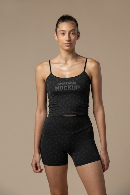 Femme portant une maquette de vêtements de sport