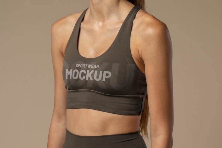 PSD femme portant une maquette de vêtements de sport