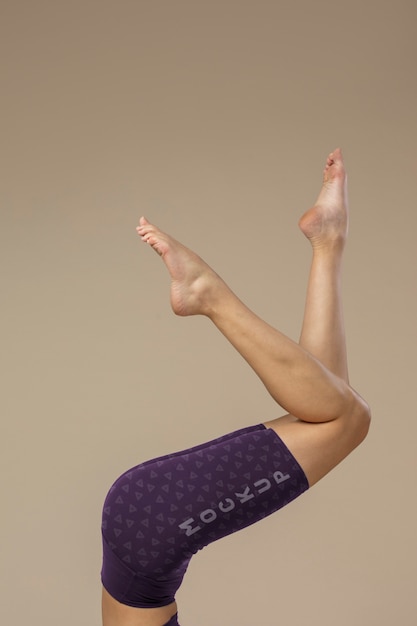 Femme portant une maquette de vêtements de sport