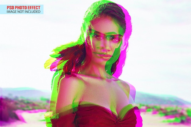 une femme portant une robe rouge avec une impression verte et rouge sur le bas