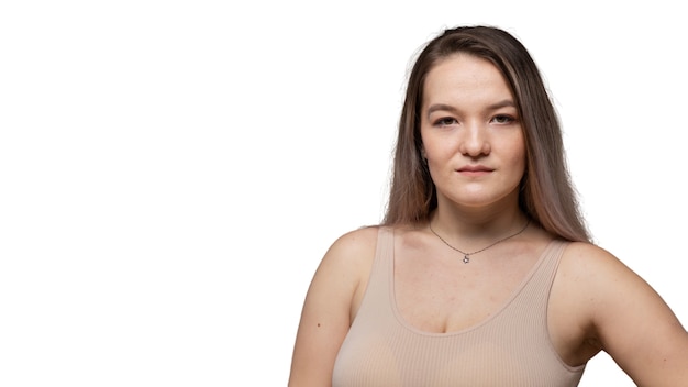 Une femme posant avec amour-propre pour son corps