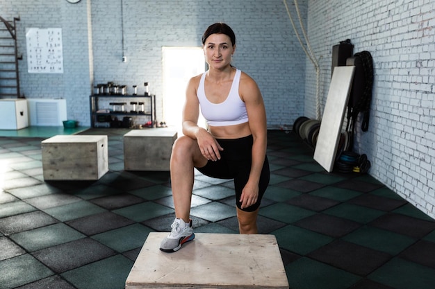 Une femme posant dans une salle de sport
