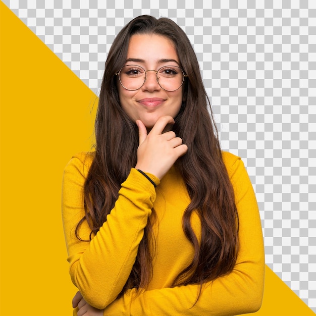 PSD femme en pull jaune avec la main sur le menton