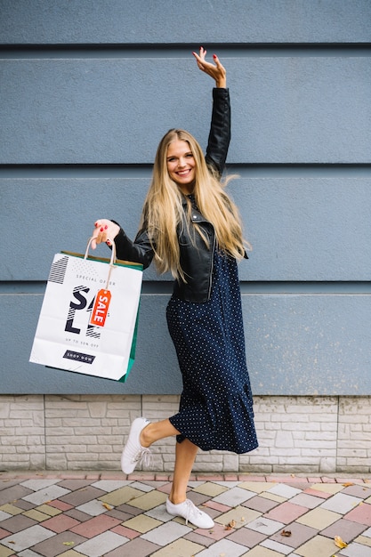 Femme avec des sacs