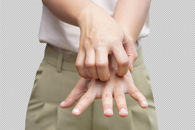Femme se grattant le bras de démangeaisons sur fond gris clair. La cause des démangeaisons de la peau comprend les piqûres d'insectes