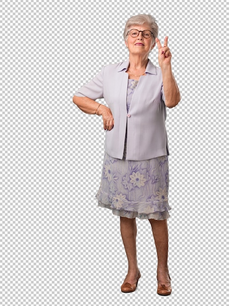 Femme senior complète du corps montrant le numéro deux, symbole du comptage, concept de mathématiques, confiante et enjouée