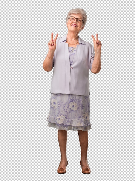 Femme senior pleine de corps amusante et heureuse, positive et naturelle