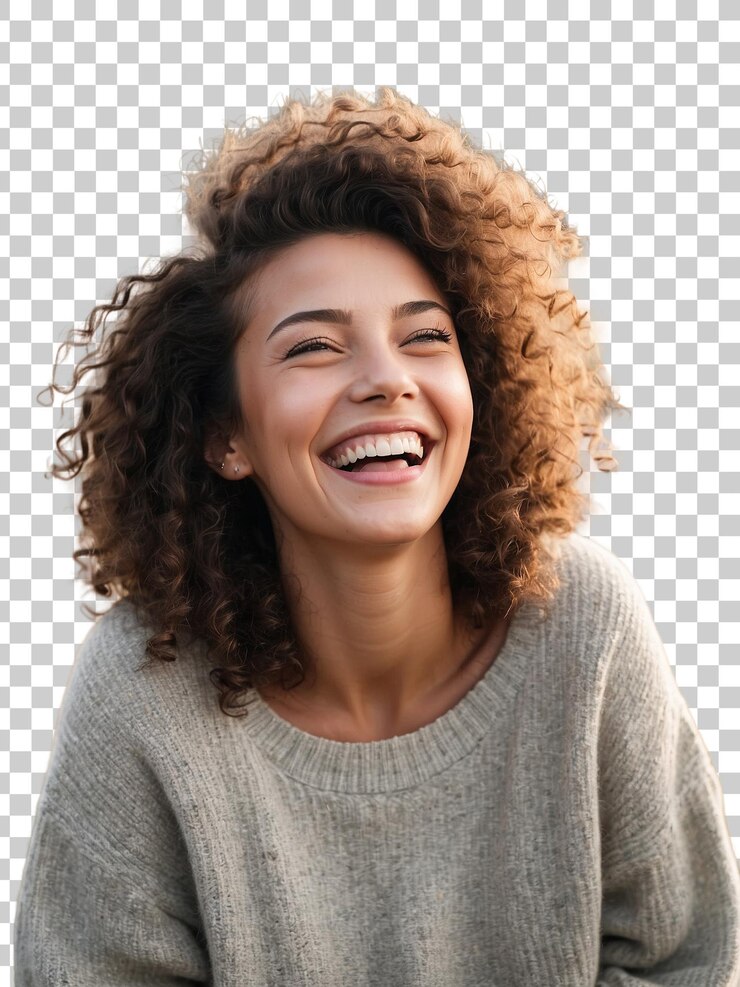PSD une femme sourit avec un sourire sur son visage isolée sur un fond transparent