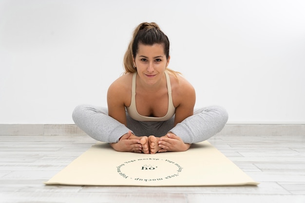 PSD femme sportive, faire du yoga à la maison