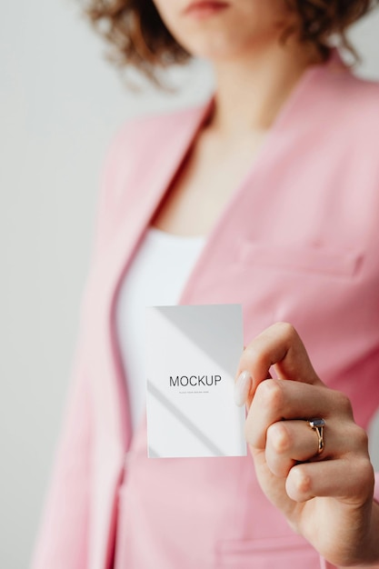 une femme tenant une carte qui dit scm sur elle