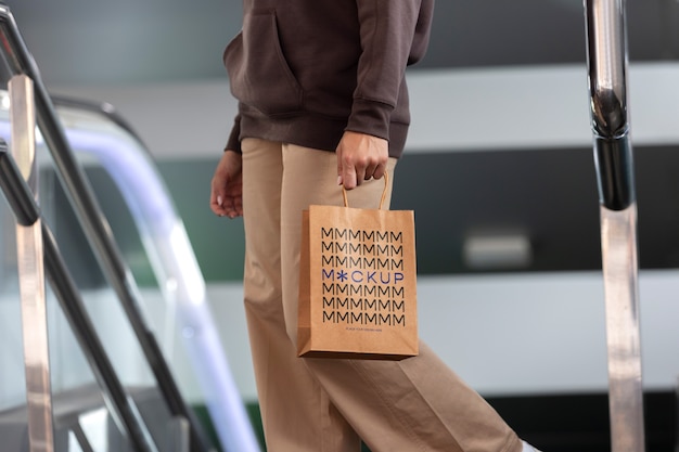 Femme tenant un sac à provisions à l'extérieur dans la rue
