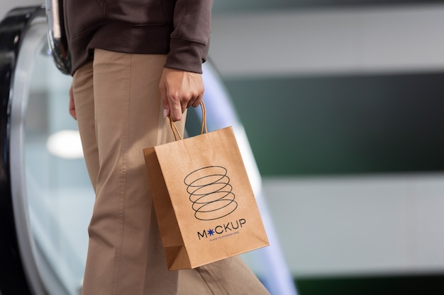 Femme tenant un sac à provisions à l'extérieur dans la rue