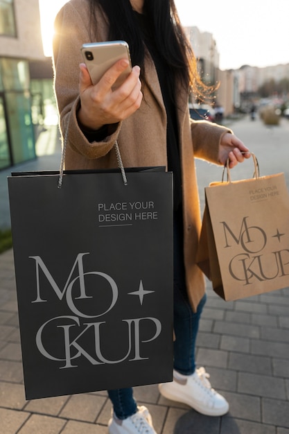 Femme Tenant Un Sac à Provisions Luxueux à L'extérieur