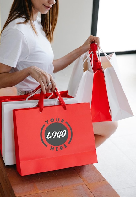 Une Femme Tenant Un Sac Rouge Qui Dit Votre Logo Ici.