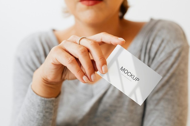 une femme tient un morceau de papier avec le mot kom dessus