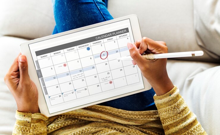 PSD femme vérifiant calendrier sur tablette numérique