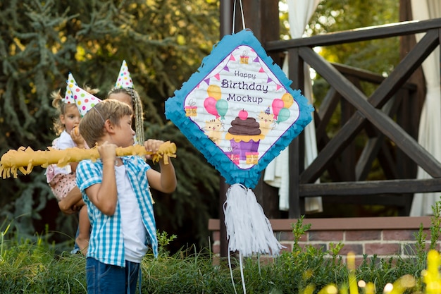 Festa dei bambini con un modello di pinata