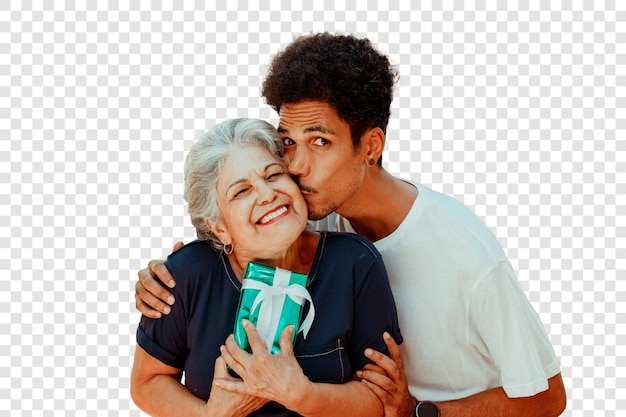 Festa della mamma La madre caucasica riceve il bacio dal figlio nero isolato