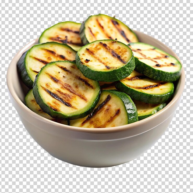 Fette di zucchine alla griglia in una ciotola bianca sullo sfondo bianco isolato