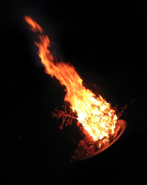 Feuerausschnitt mit hintergrundlosem feuereffekt und bar-bq-brand