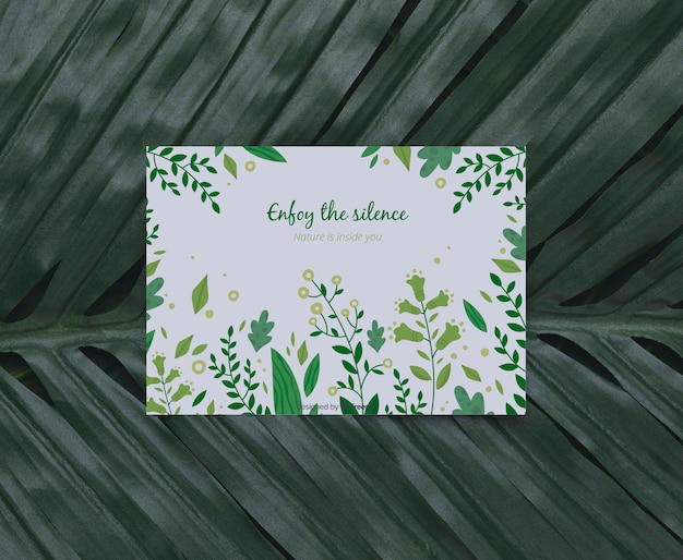 Feuillage avec message inspirant sur carte